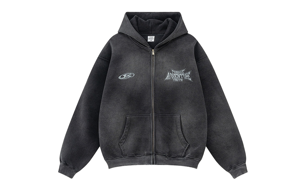 Vintage-schwarzer Zip-Hoodie mit Brustprint „Pursue Adventure Truth“ und ovaler Grafik links – lässiger Adventure Club Hoodie mit Used-Waschung von Style without Limits.